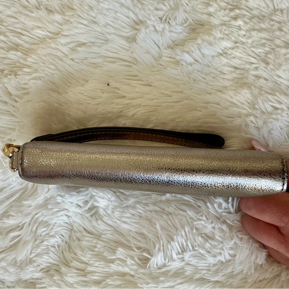 Michael Kors Women's Metallic Silver Multi Function Phone Case- Wristlet NWT - Picture 5 of 11